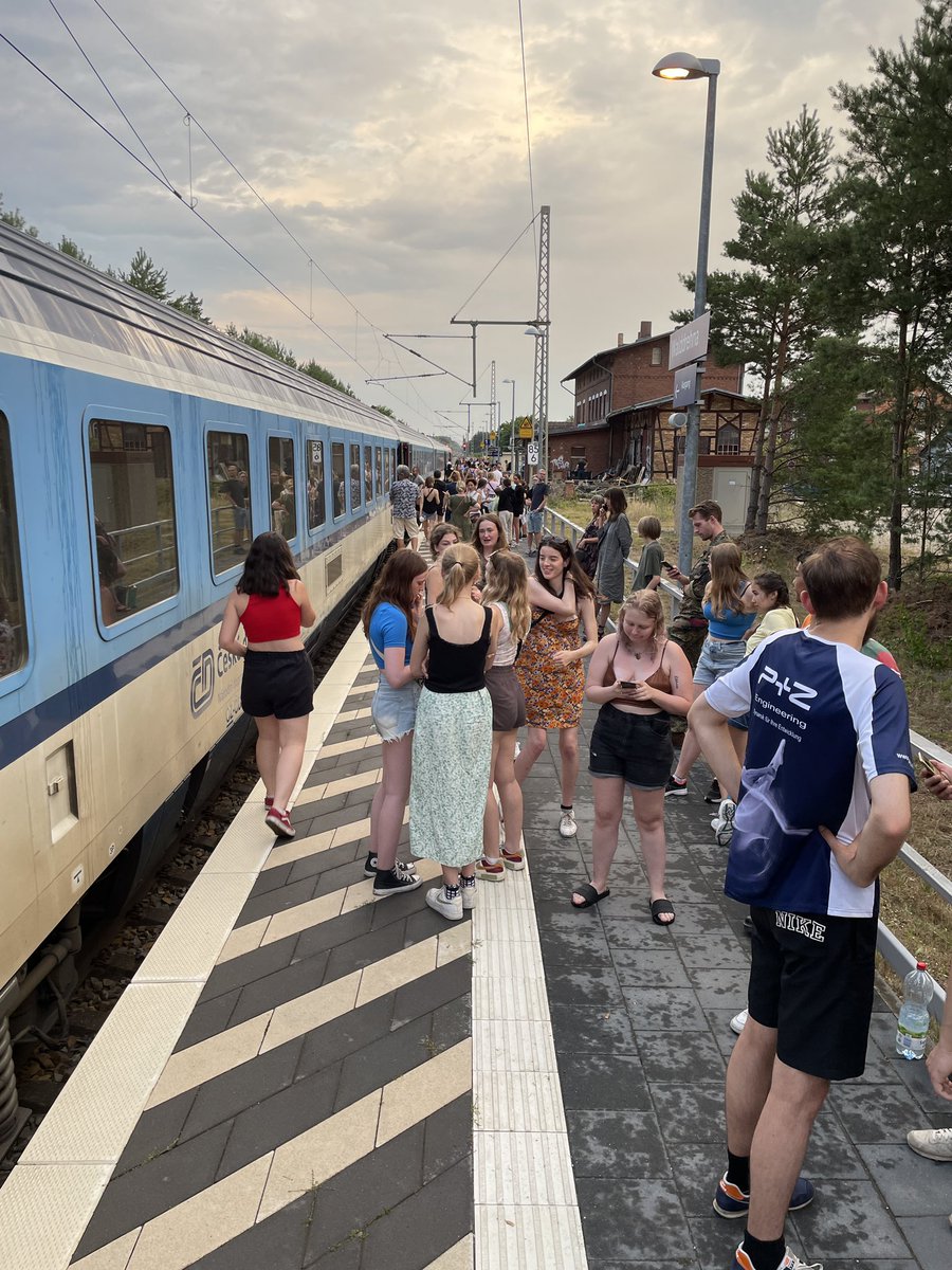 BBTipp's tweet photo. Der #EC170 steht wegen umgefallenem Baum grade mal in #Walddrehna und hofft doch balde in #Berlin anzukommen😉🍀#deutschebahn #zugstoerung #umleitung #warten #weilwirdichlieben https://t.co/kSuVPmsnZ0