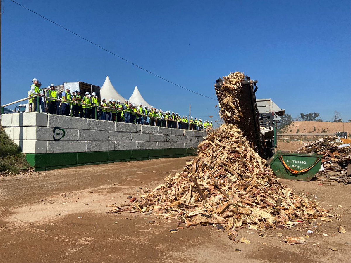 Abrecon_brasil's tweet photo. Ilha da Reciclagem com equipamentos e soluções para a reciclagem de #RCD
A ilha da #reciclagem é uma aposta da #Abrecon para apresentar ao mercado de destinatários de resíduos da construção soluções para resíduos classe A, B, C e D. https://t.co/o4vl2LNPam