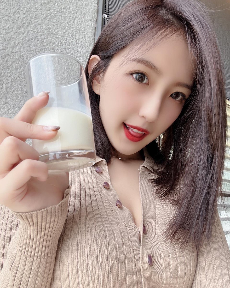 asna21531's tweet photo. 要喝牛奶嗎？

#胸 #牛奶 #緊身裙 https://t.co/EDfL3QypKf