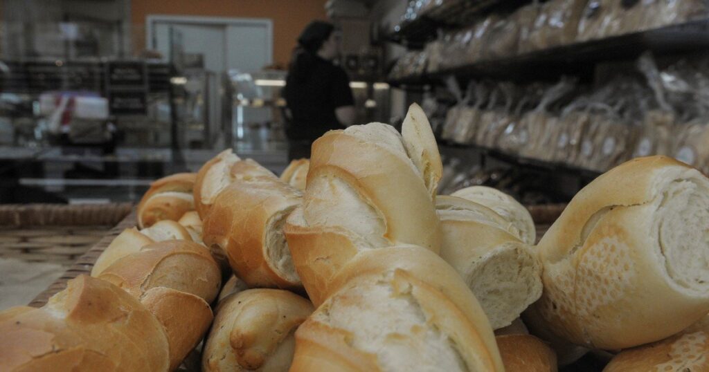 FM103sm's tweet photo. #Mendoza       #pan        #aumento 
📈 Aumenta el pan y llegaría a $300 🥖
Nota ↘️
https://t.co/wQd7mALnG7 https://t.co/pw6NTBBqkr