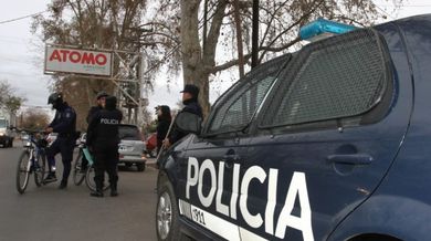 FM103sm's tweet photo. #Mendoza  #Saqueo  #supermercado 
⚠️ La policia 👮custodiaría los supermercados ante posibles saqueos
Nota ↘️
https://t.co/0pkAgpMHAV https://t.co/xz23pZ4HzX