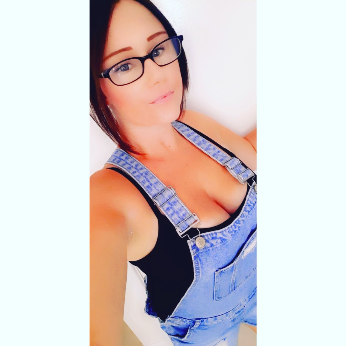 VickyMackinder1's tweet photo. Hot days be like #hotdays #imback #comefollowme https://t.co/ZUGECDB3fi