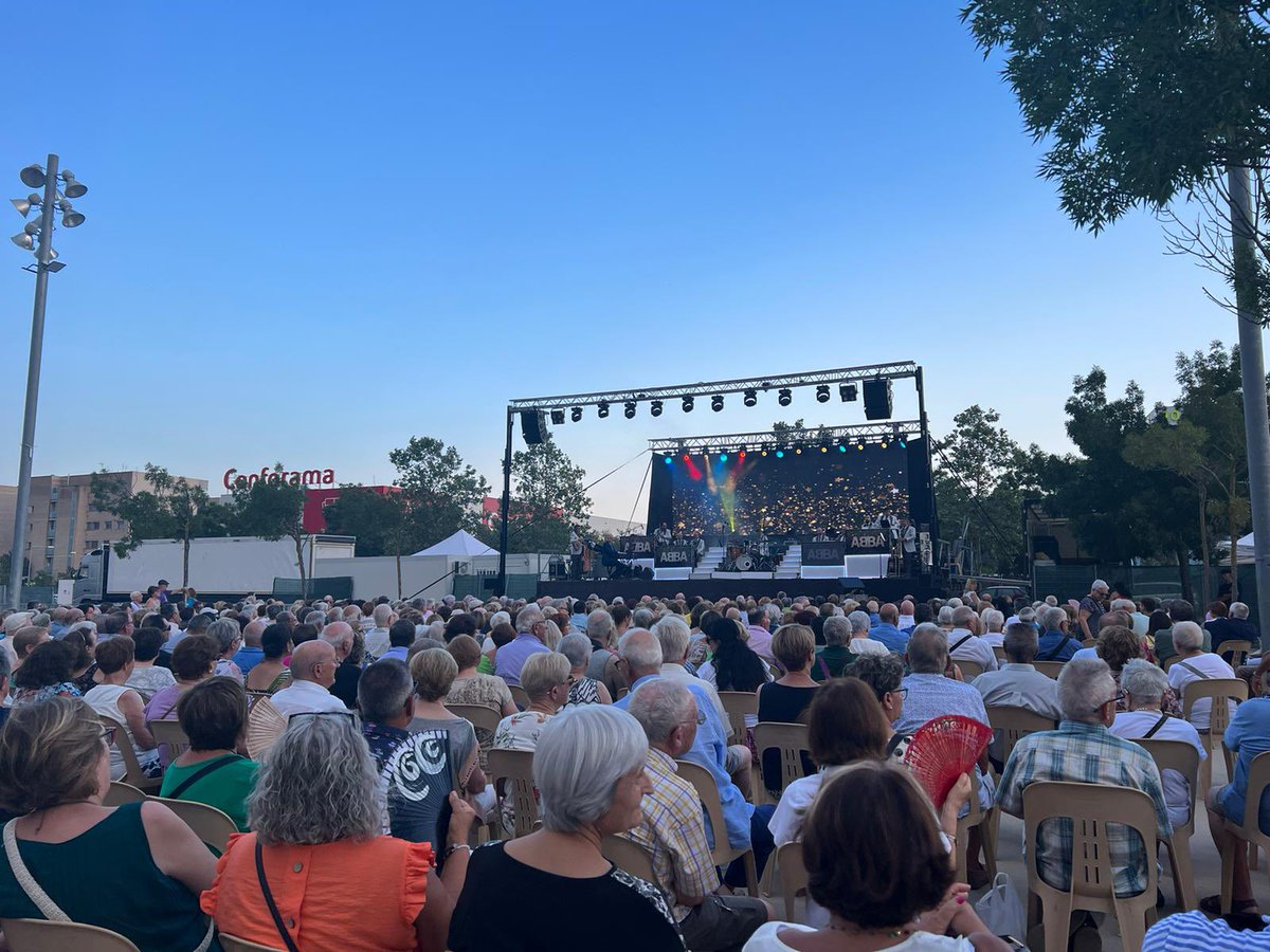 vinasxifra's tweet photo. Recta final de la Festa Major amb l’Orquestra Selvatana, compartint el penúltim dia de la #FMSalt22 amb els veïns i veïnes de #Salt
#ViuSalt https://t.co/sqRvrAHVi8