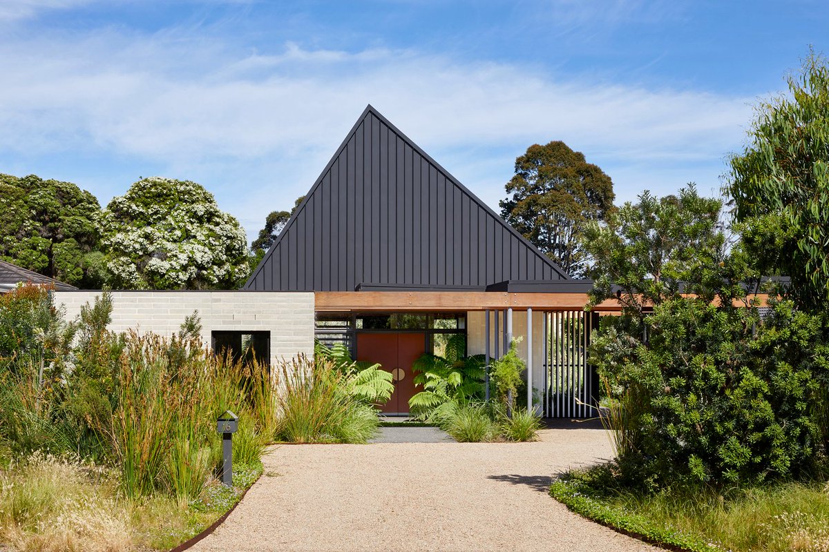 ArchGulo's tweet image. Mt Eliza House
by Bent Architecture, 2020
photos by Tatjana Plitt
Australia