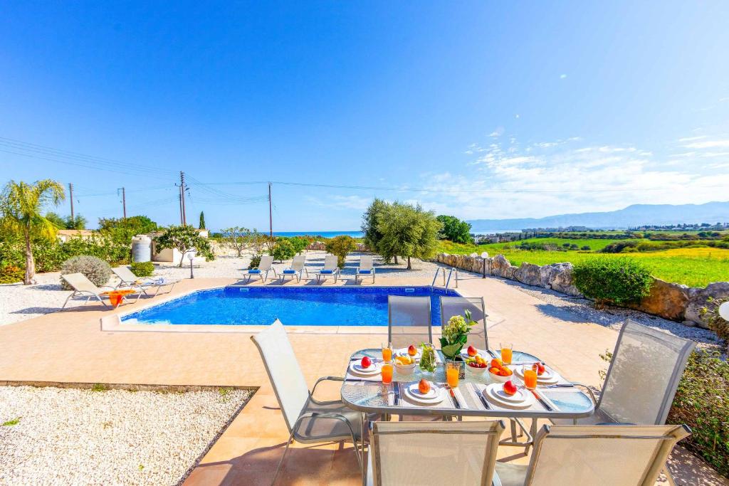 Travalue_ie's tweet photo. Getaway with the girls on a Villa Holiday in Cyprus from only €650pp. 🍹🏖️
Relax and enjoy a 7 night laid back holiday with your friends in a gorgeous 3 bedroom Villa in Latchi, Cyprus. Includes flights and baggage. #travalue #girlsgetaway
⭐Book now: https://t.co/d0finEQxsW https://t.co/jPMxMZVGfe