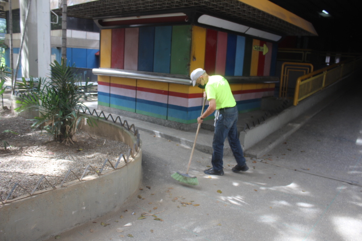 #25Jul #Lunes de Mantenimiento en la Perimetral Bolívar de #ParqueCentral
#455AñosDeCaracas