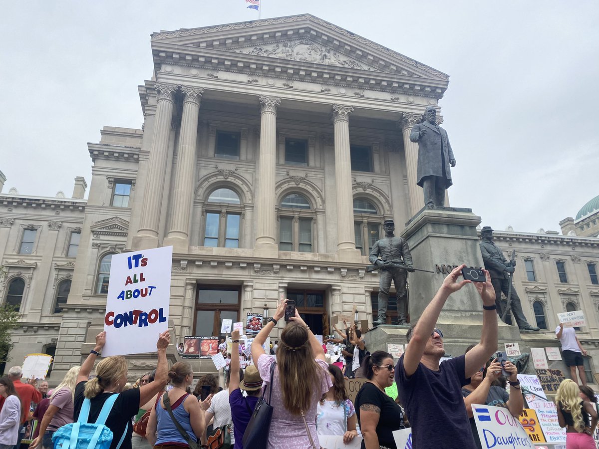sofiastuartrasi's tweet image. Protesters in front of Indiana’s statehouse, as @VP was inside with state lawmakers discussing abortion rights. 

It was shared among the crowd that the chamber could hear them — so, they kept chanting “vote them out!” @indgop @GovHolcomb @SenToddYoung #indianapolis