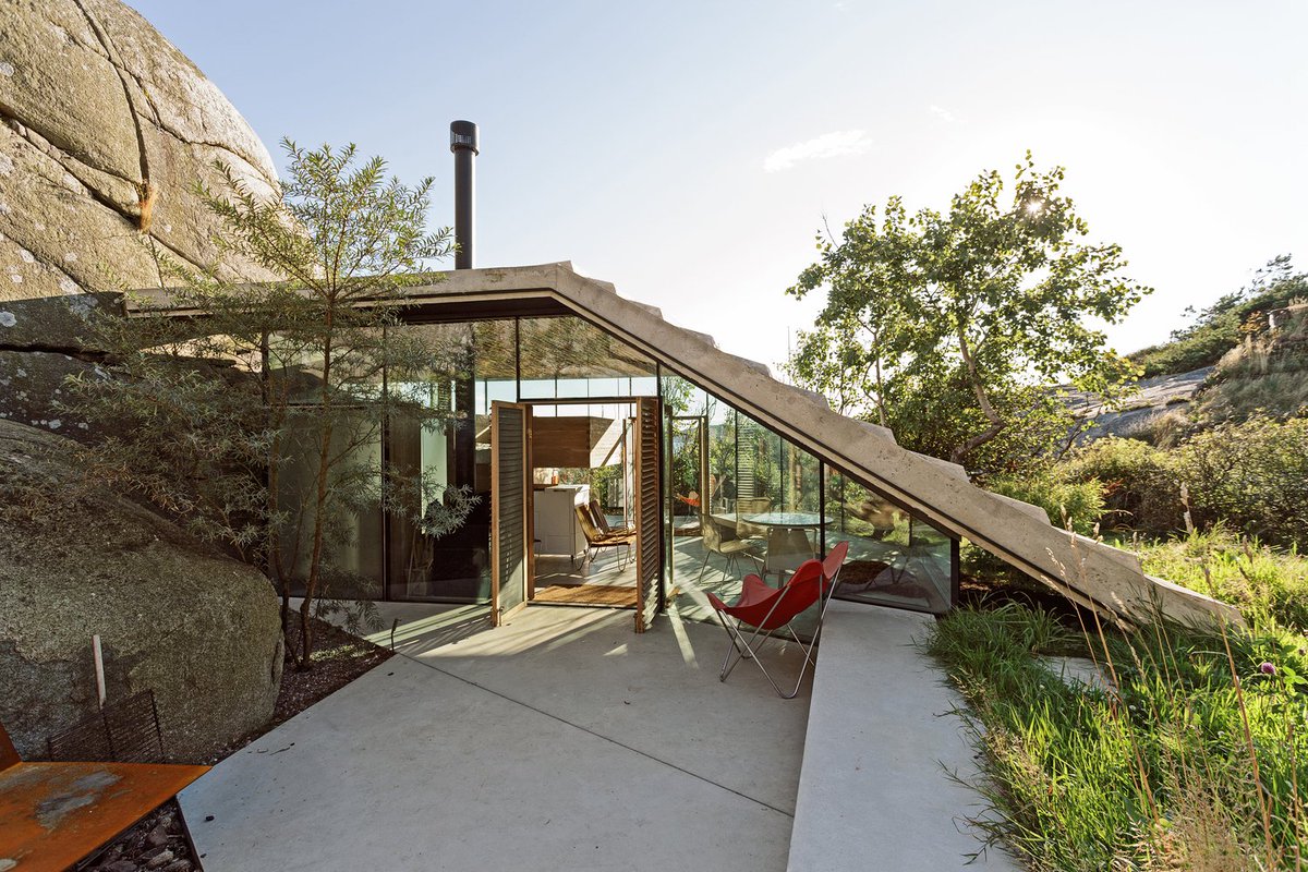 ArchGulo's tweet image. Knapphullet
by Lund Hagem, 2014
photos by Kim Müller, Ivar Kvaal
Sandefjord, Norway

"The project began as an idea for how to utilize a naturally sheltered area surrounded by large rocks and dense vegetation."