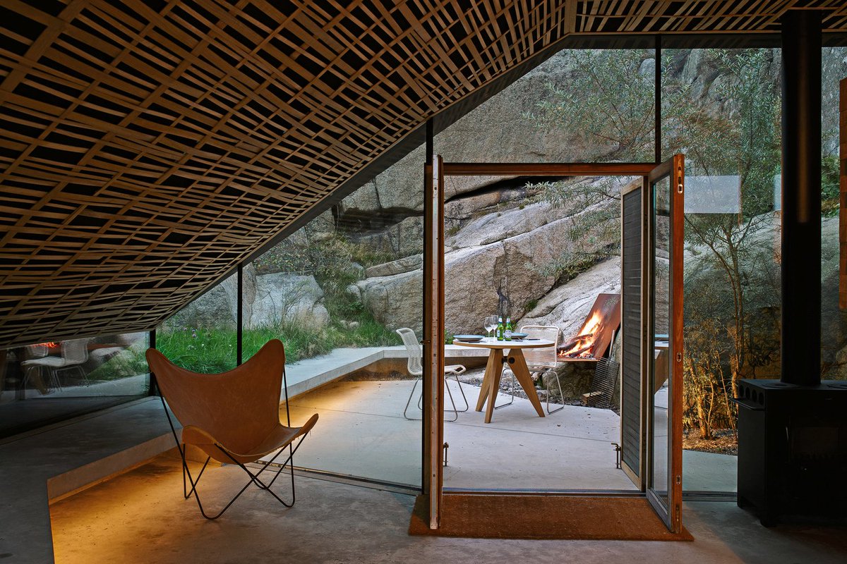 ArchGulo's tweet image. Knapphullet
by Lund Hagem, 2014
photos by Kim Müller, Ivar Kvaal
Sandefjord, Norway

"The project began as an idea for how to utilize a naturally sheltered area surrounded by large rocks and dense vegetation."