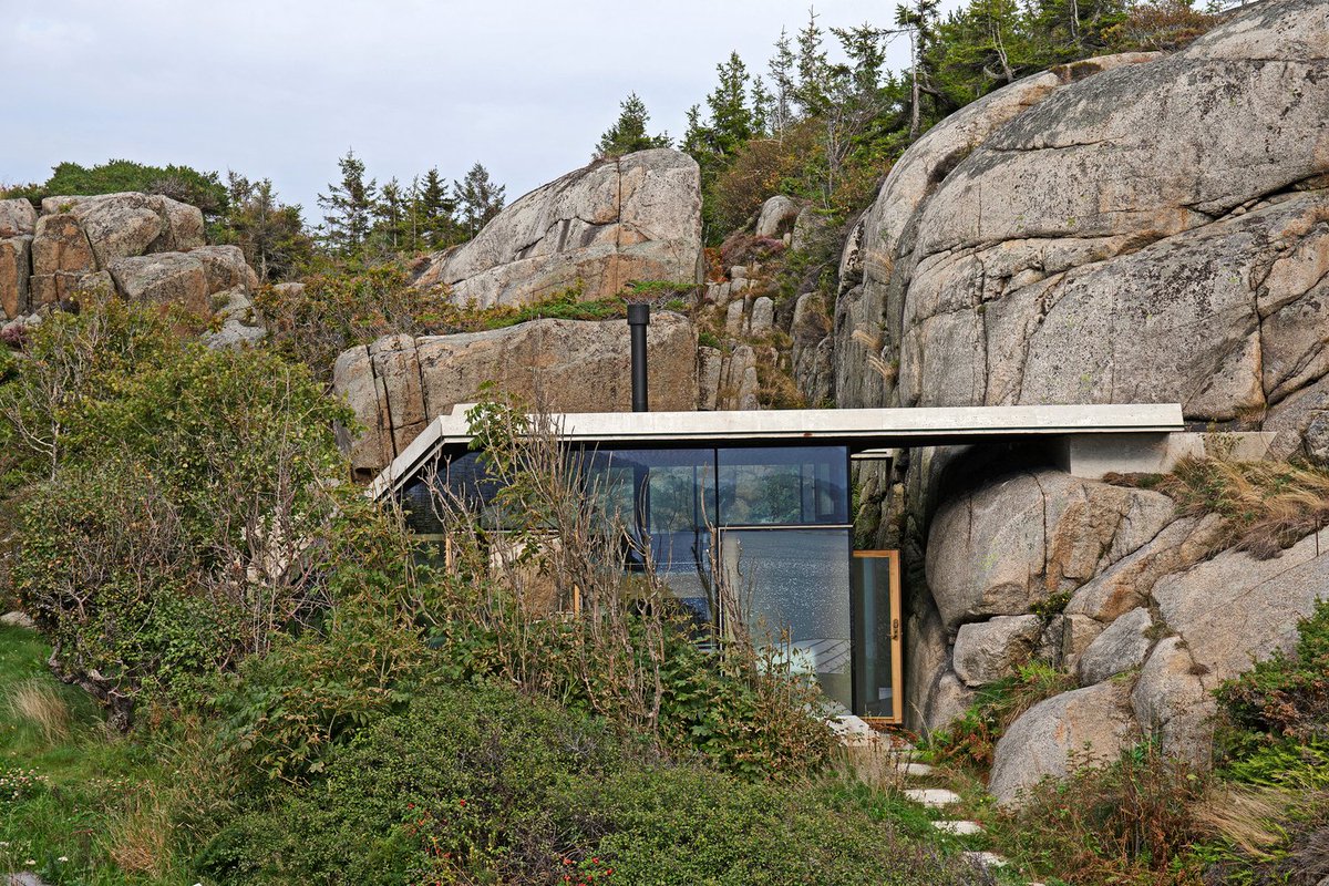 ArchGulo's tweet image. Knapphullet
by Lund Hagem, 2014
photos by Kim Müller, Ivar Kvaal
Sandefjord, Norway

"The project began as an idea for how to utilize a naturally sheltered area surrounded by large rocks and dense vegetation."