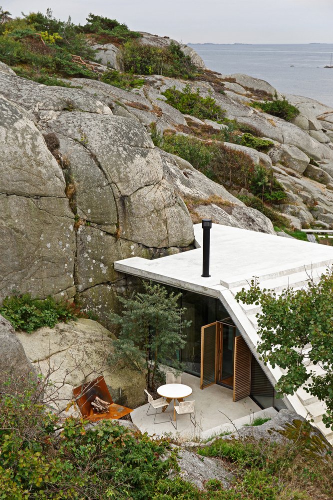 ArchGulo's tweet image. Knapphullet
by Lund Hagem, 2014
photos by Kim Müller, Ivar Kvaal
Sandefjord, Norway

"The project began as an idea for how to utilize a naturally sheltered area surrounded by large rocks and dense vegetation."