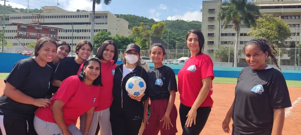 mirelct's tweet photo. En el @mppsp_vzla, con actividades deportivas y recreativas, celebramos el inicio de nuestra semana aniversario.  #455AñosDeCaracas @NicolasMaduro  @delcyrodriguezv https://t.co/e9NL5Ex2Vu