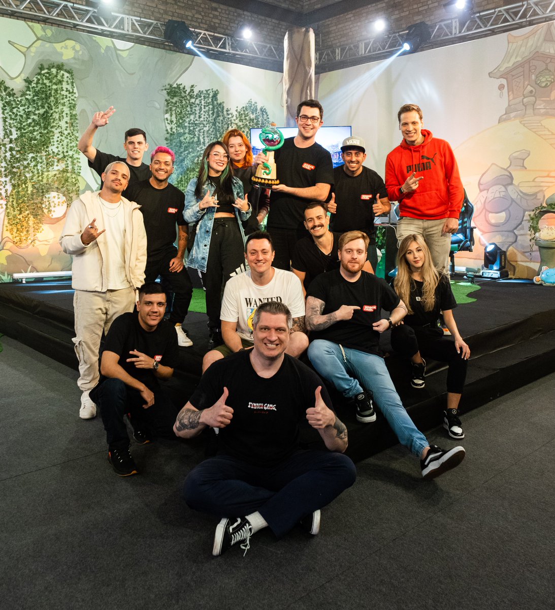 sundae_gg's tweet photo. No dia 28/05 realizamos o #OriginCupBR em parceria com a @SnackClubgg.

O evento teve duração de 10 horas e contou com diversos convidados como: @loud_mob, @drkzup, @brunoplayhard e outros.

@Marcoveiogg se sagrou campeão e levou para casa o troféu e a premiação do campeonato! https://t.co/fspqkef6v7