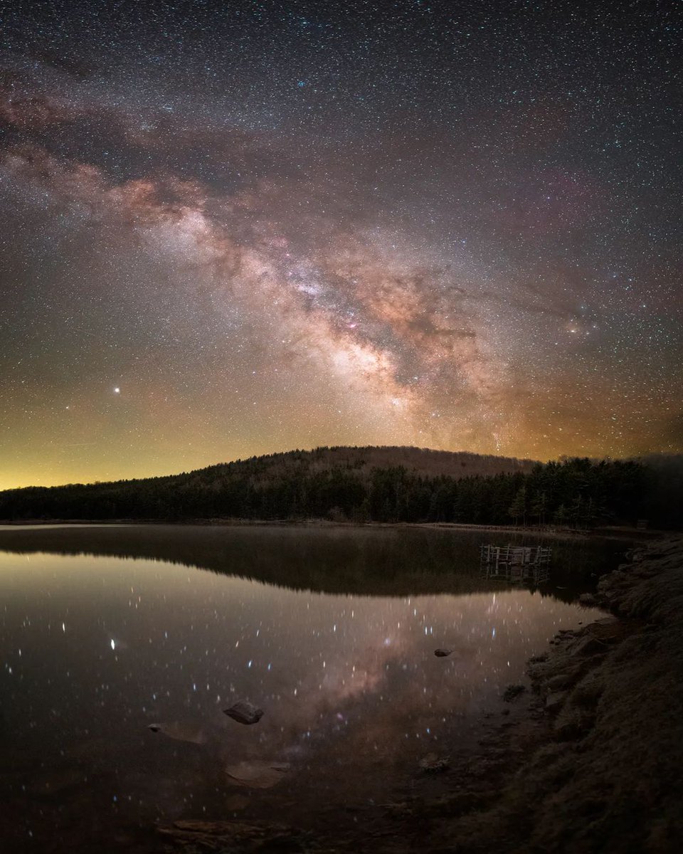 WVtourism's tweet image. A view that is otherworldly.🪐✨

📸: instagram.com/mattdieterich
📍: Spruce Knob Lake