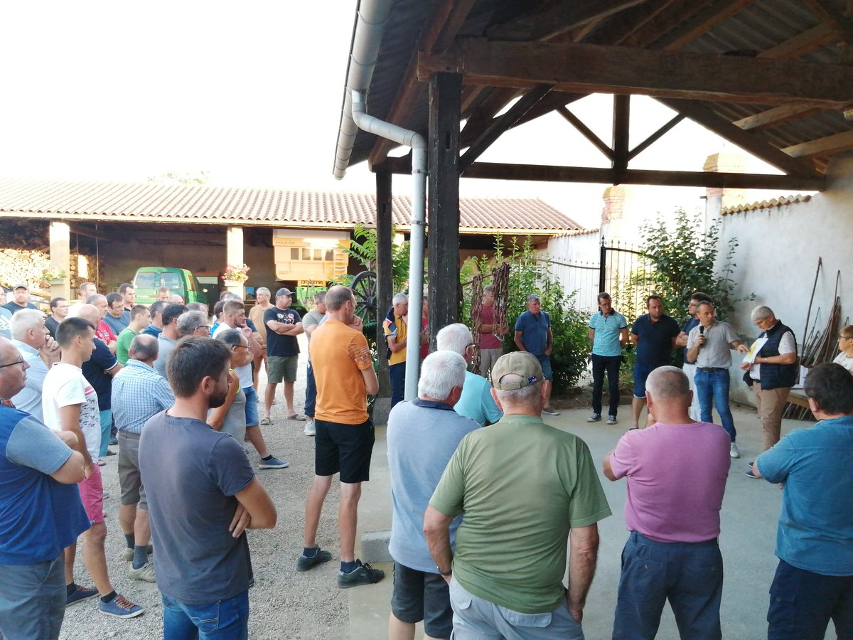 La FDSEA et <a href="/Ja42Jaloire/">Ja_Loire</a> organisent ce soir une réunion à Saint-Laurent la Conche pour présenter les nouvelles mesures #irrigation sur le département annoncées cet après-midi par <a href="/Prefecture42/">Préfète de la Loire</a> suite à la situation #Secheresse