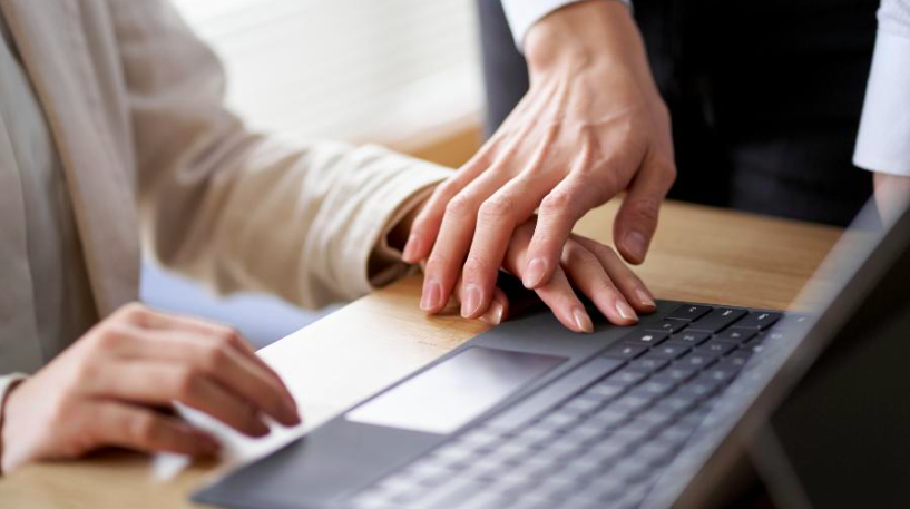 tilt_uol's tweet photo. Assédio no trabalho? 

Você pode usar WhatsApp, gravação secreta e email para provar e embasar queixas 🧶

📷: kazuma seki/Getty Images/iStockphoto https://t.co/QzIlojayFo