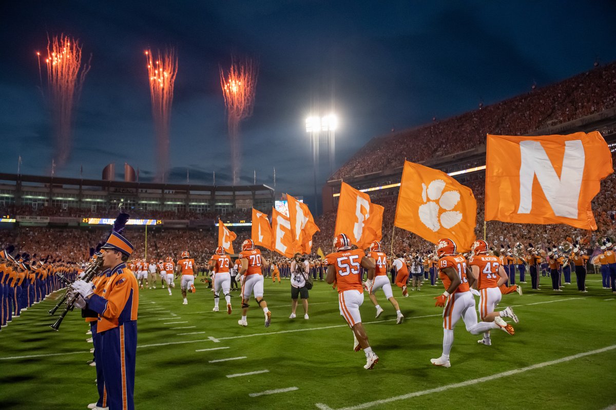 Five Clemson players garnered a total of six watch list selections on Tuesday morning. 

- BRESEE: Nagurski, Outland
- DAVIS: Outland
- McFADDEN: Outland
- MURPHY: Nagurski
- SIMPSON: Nagurski

📰: clemsontigers.com/tiger-trio-pla…
📰: clemsontigers.com/clemson-places…

#ALLIN
