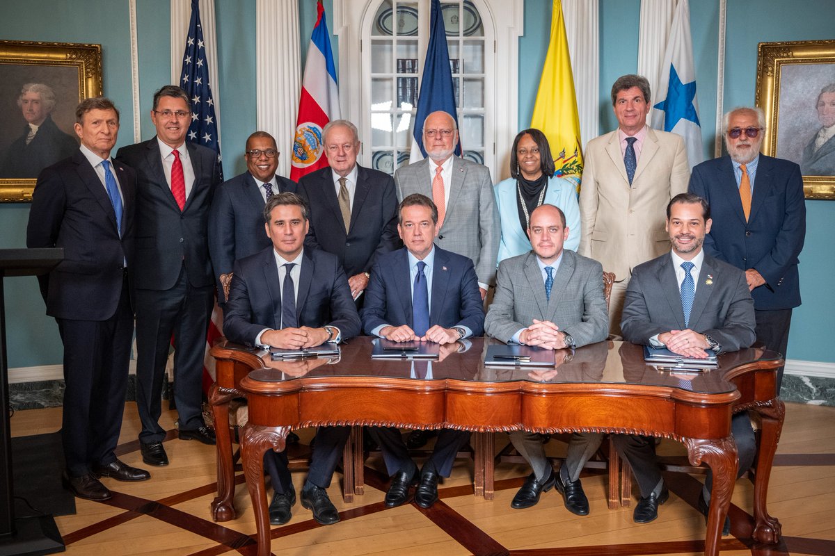 itobisono's tweet photo. La #AgendaEnWashington🇺🇸 incluyó un Diálogo Ministerial sobre Cadenas de Suministro en el @StateDept, junto al Embajador de Panamá🇵🇦 @rmartinezdlg y los ministros de Comercio de Costa Rica🇨🇷,@Manuel_Tovar_R y Ecuador🇪🇨,@pradojj, en el cual firmamos un Acuerdo de Entendimiento🇩🇴. https://t.co/OTckGK7Rld