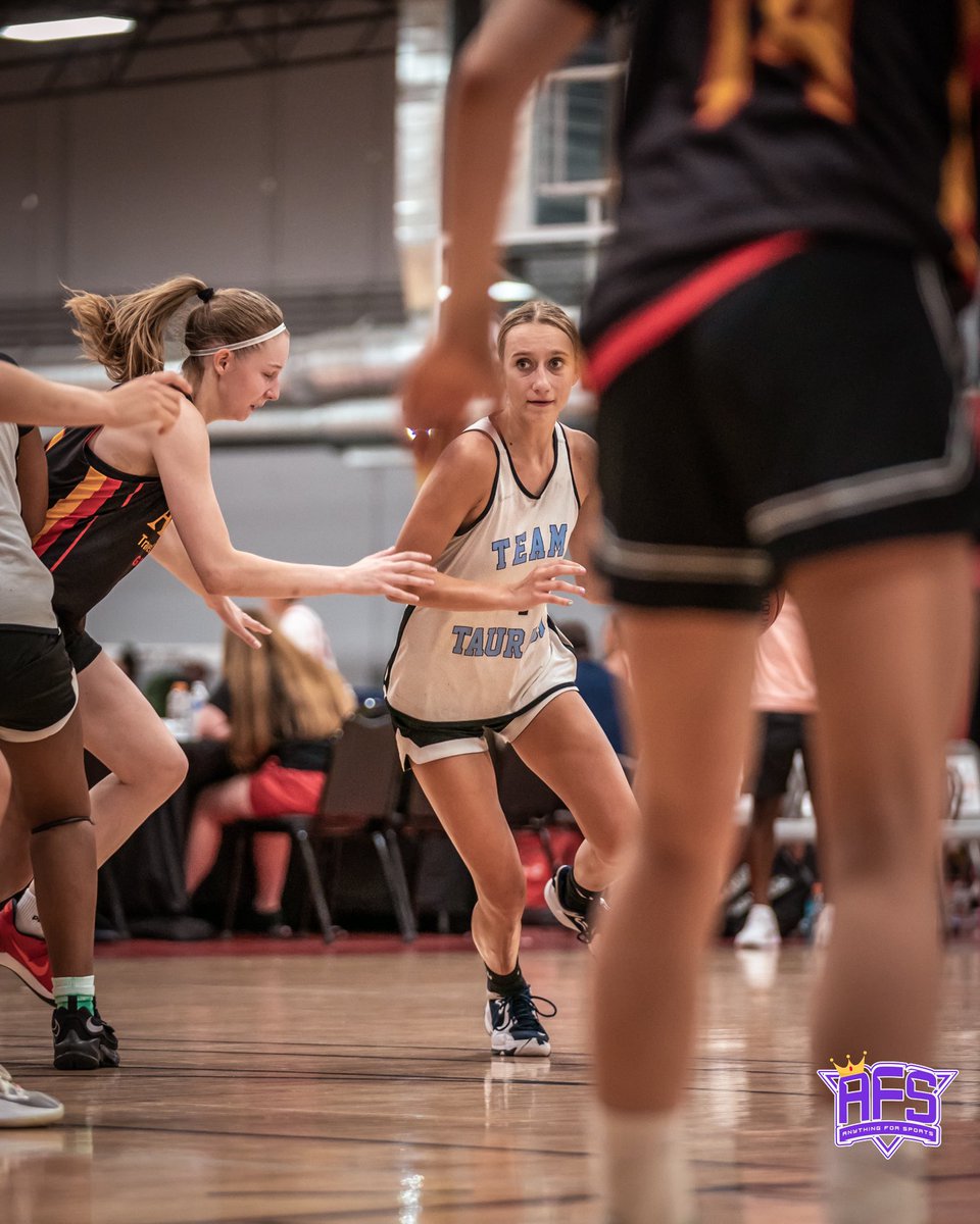 Team Taurasi 17U National was out in full force at the Las Vegas Bound Showcase tournament. 
#girlsbasketball #ballislife #wnba #nike #aau #nba #hooper #womensbasketball #balldawgs #girls #afsqueens #anythingforsports #vegashoops #vegasballers #wewearthecrown