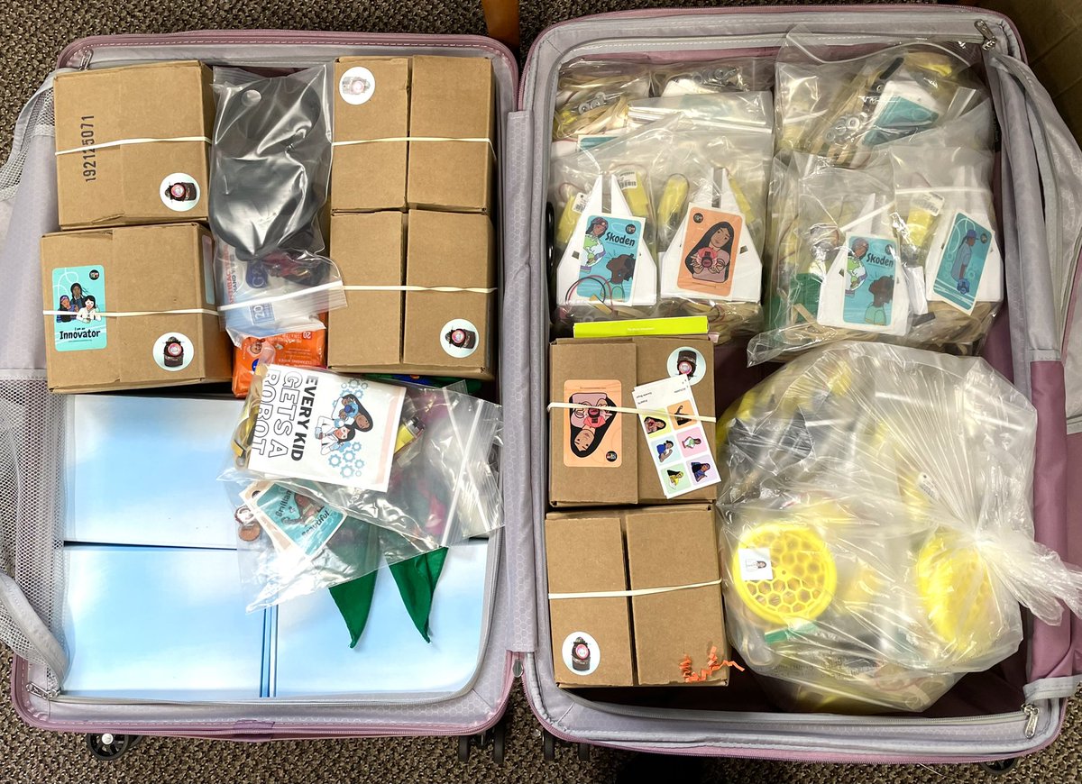 Packing with robots: 30 EKGAR kits, 6 SkoBots &amp; electronic kits, everything for the kids to decorate the bots (including beaded earrings)