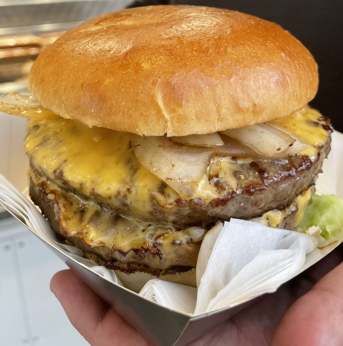 FootyScran's tweet photo. Streetwise burger - beef patty, cheese, pulled pork and onion rings and a Double please cheeseburger at Tilbury FC (@tilburyfc @Eatstreetessex) 

💷 £8 each https://t.co/D50EB24sWi