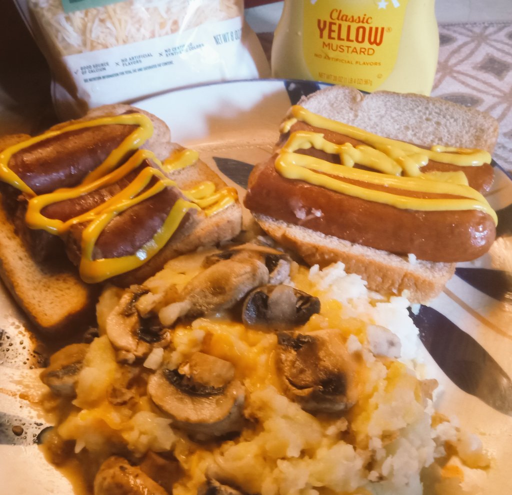 DoreneShaver1's tweet photo. 😋😋😋grilled #turkeykielbasa on #wheatbread with #yellowmustard and a #delich #side of #homemade #loaded #mashed #russettpotatoes with #threecheeses n #sauteed #mushrooms in #butter 😋😋😋👌👏 https://t.co/CQHs0pg9Ib
