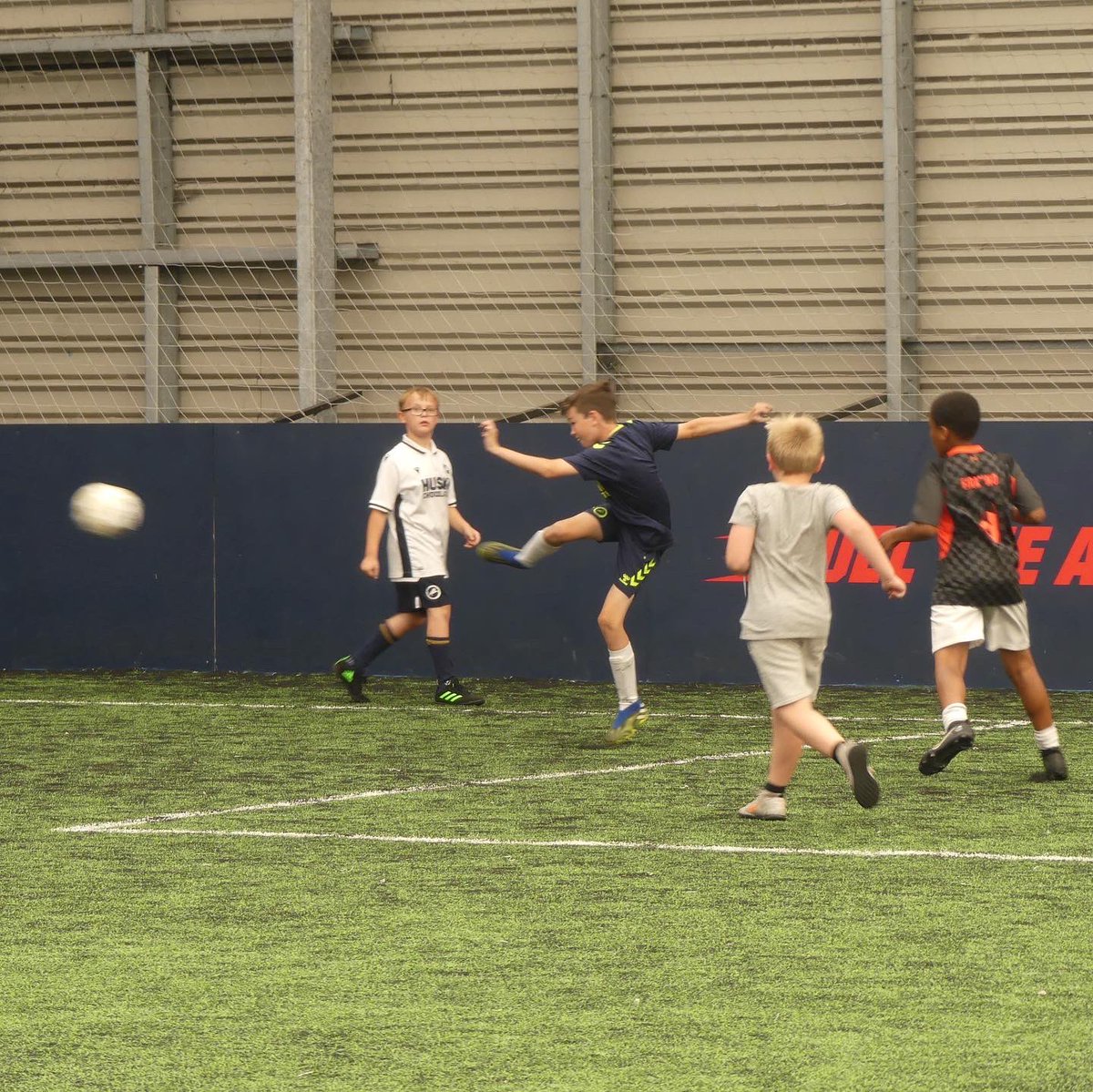 Millwall_MCT's tweet photo. 😁 It was a great first day at our FREE holiday camps👏

📍Over 200 kids and young people at our locations enjoying themselves and learning new skills

🍽Thank you to @LegendaryCClub for the hot, healthy &amp; delicious meals 

#Millwall #southwark #lewisham @southwarkyas @activecn https://t.co/24Nkfl6qm8