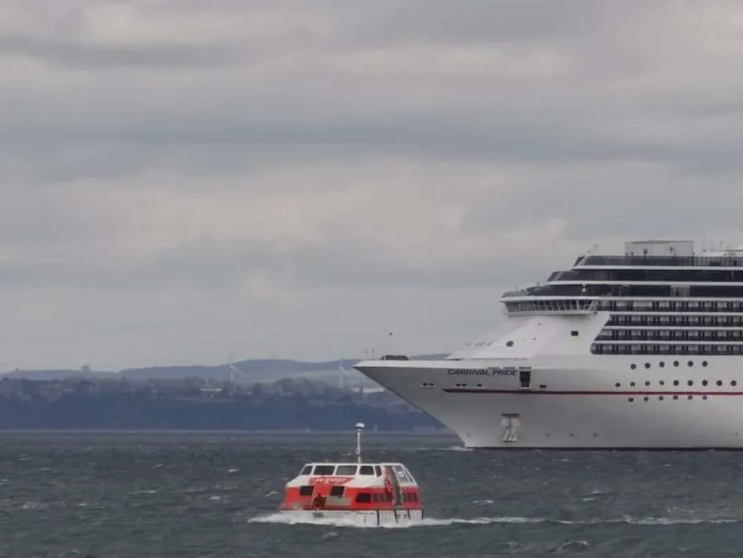 nauticallyspeak's tweet photo. @CarnivalCruise #CarnivalPride at anchor off Newhaven, Edinburgh on Sunday.
#CarnivalCruiseLine #SpiritClass #ChooseFun #FirthOfForth #Scotland #CruiseShipPhotography #CruiseYourHorizons #NauticallySpeaking https://t.co/CZeg0XcQPW