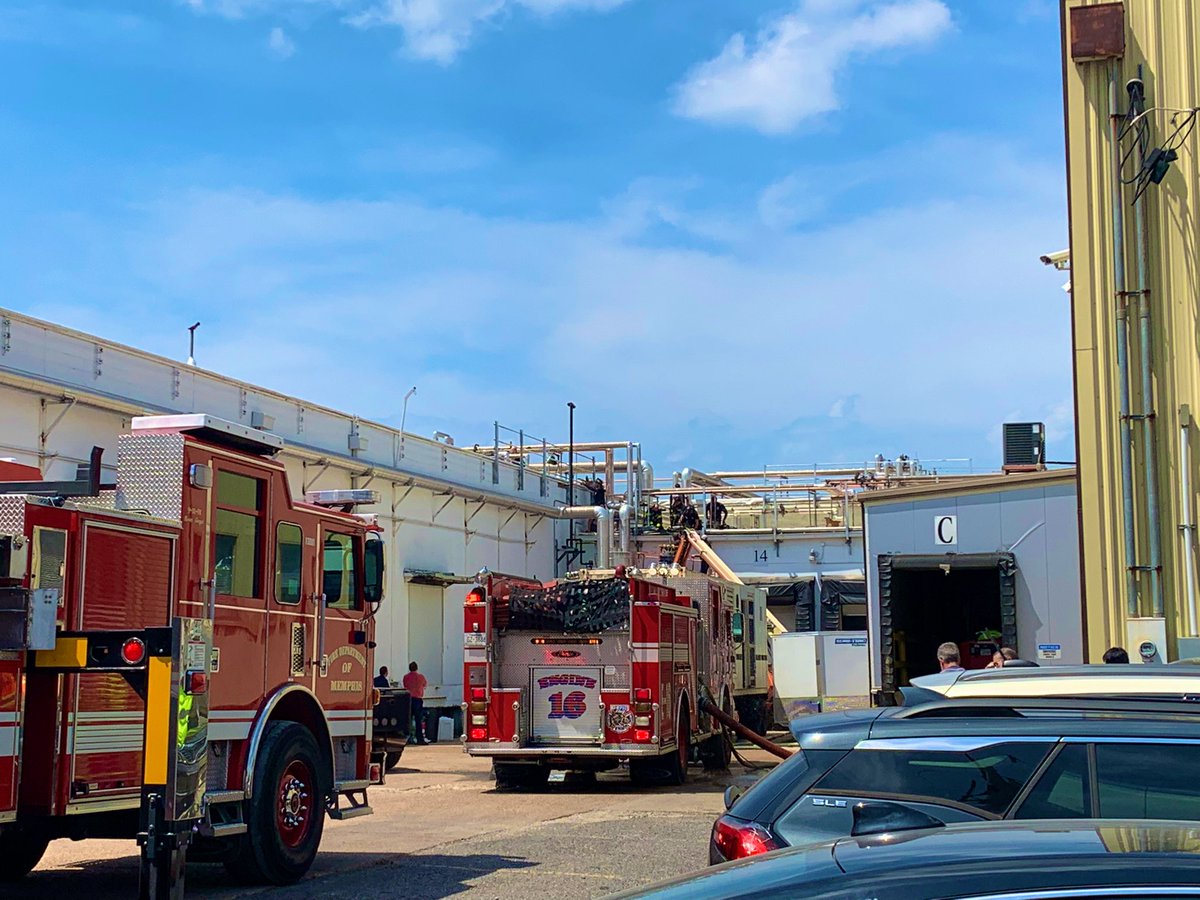 MEM_Fire's tweet image. MFD responded to a report of a commercial fire . Upon arrival crews reported a small amount of fire visible on the roof line . Crews were able to quickly access and extinguish the fire within minutes of arrival. No injuries and minimal damage reported.