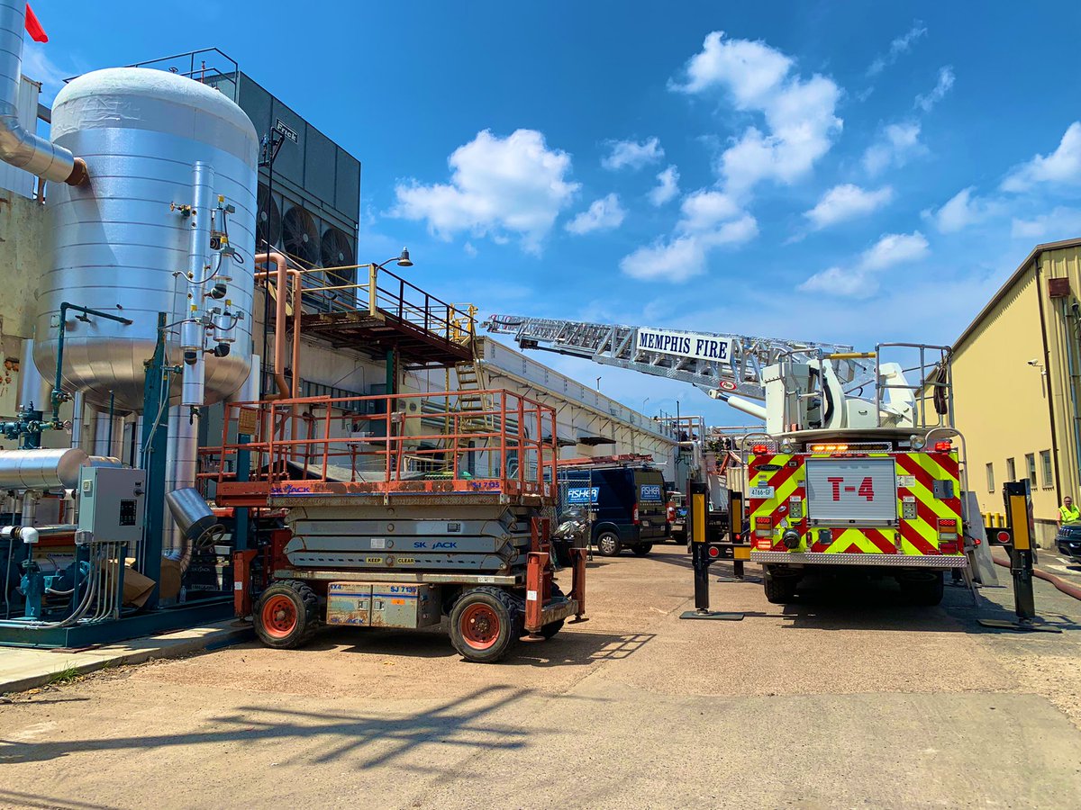 MEM_Fire's tweet image. MFD responded to a report of a commercial fire . Upon arrival crews reported a small amount of fire visible on the roof line . Crews were able to quickly access and extinguish the fire within minutes of arrival. No injuries and minimal damage reported.