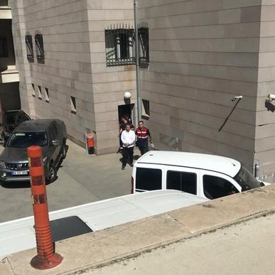 yirmiucderece's tweet photo. 📌Osmaniye Valisi'nin ve AKP'li yöneticilerin yolsuzluk ve usulsüzlüklerini ortaya çıkaran gazeteci Hasan Tolga Balcılar tutuklandı. Tutuklanma sebebi olarak Osmaniye'deki kamptan kaçan Afganların haberlerini yaparak halkı kin ve nefrete sürüklemek gösterildi. https://t.co/aDwGN7CqJ3