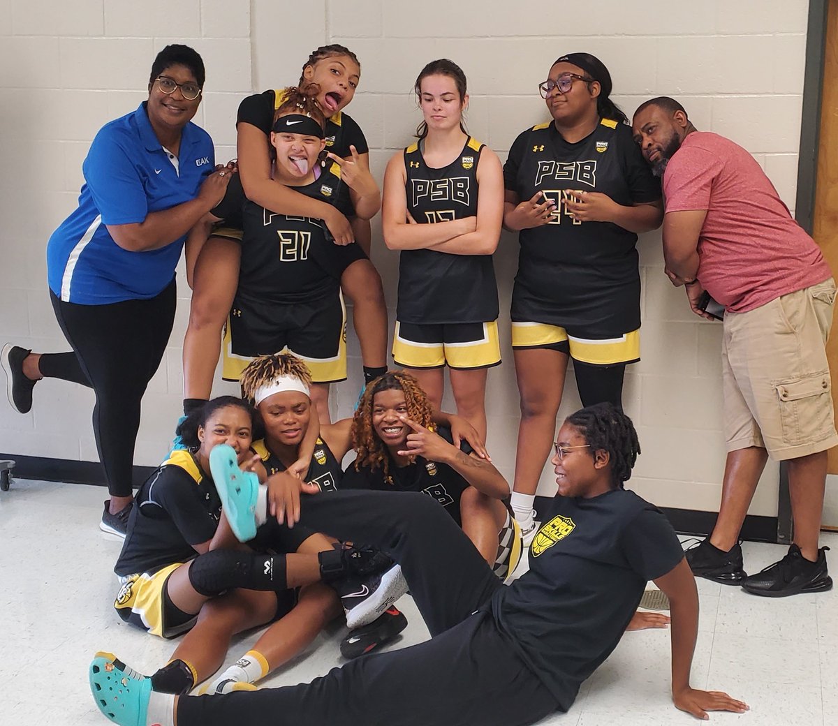 DatGirlDJBallin's tweet photo. Finished Summer Slam 3-1, after playing some tough teams. And just like that our final AAU season is over. Gonna get in the gym &amp; some training before senior year begins. I love MY Team!! PSBBB!!!
#PSBRichmond17uElite
#BattleReady
#SmallButMighty @PSBRichmond 
@InsiderExposure https://t.co/yEdsCpI4Qd