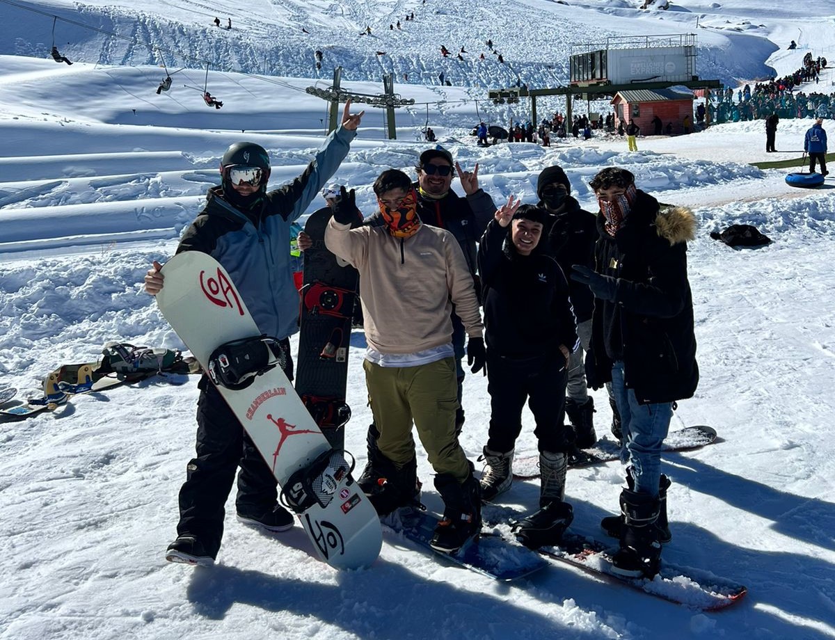 SenameMetro's tweet photo. Jóvenes se divierten en el Parque Trampolines Park, Museo de Historia Natural, Centro de Ski Farellones, Taller de Muralismo, entre otros🏂🏽!

Equipos del Centro de Justicia Juvenil Calera de Tango, ha gestionado diversas instancias en el marco del Plan #VacacionesDeInvierno👏🏽 https://t.co/Q6aejOKOko