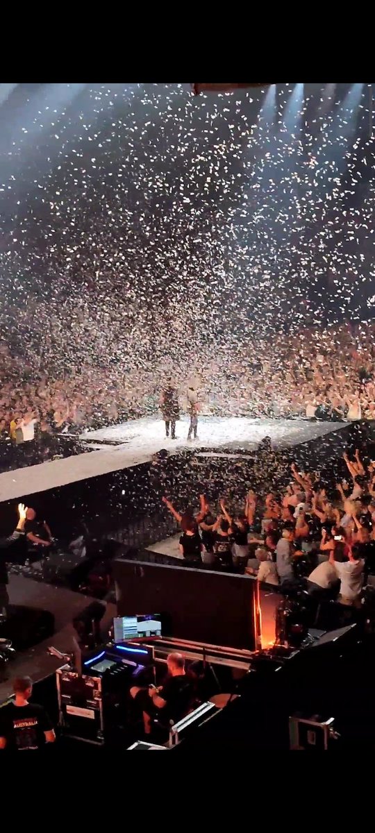 l0wi__'s tweet photo. The tour is over... Thank you for the memories, ily <3
@QueenWillRock @adamlambert @DrBrianMay @OfficialRMT https://t.co/Vmc0CGtue6