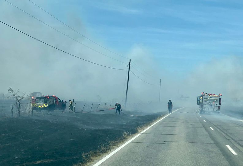 Williamson County ESD 5/ Jarrell Fire Department
Jarrell firefighters are fighting a vegetation Fire south of Jarrell on southbound I-35 service road.  Traffic backed up as a result. Avoid the area if able. https://t.co/DhwDhwvBZa
