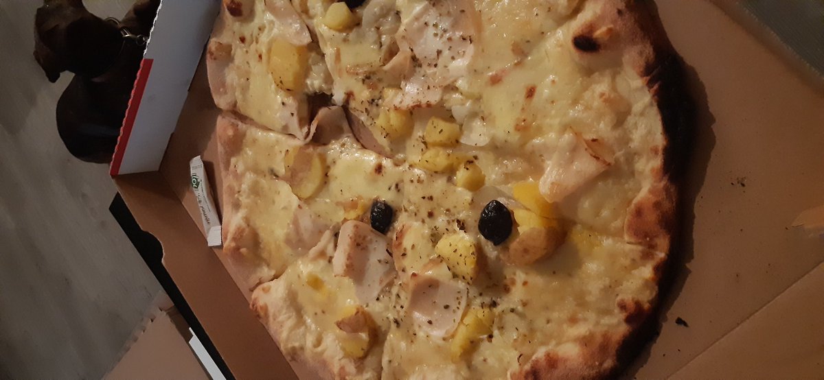 w_oLogin's tweet photo. @Deliveroo_FR donc quand on commande chez vous on a le droit à la mauvaise pizza et un mec qui tape un croc dedans ? Sympa le service, première et dernière fois.. https://t.co/VhrhCGk5l1