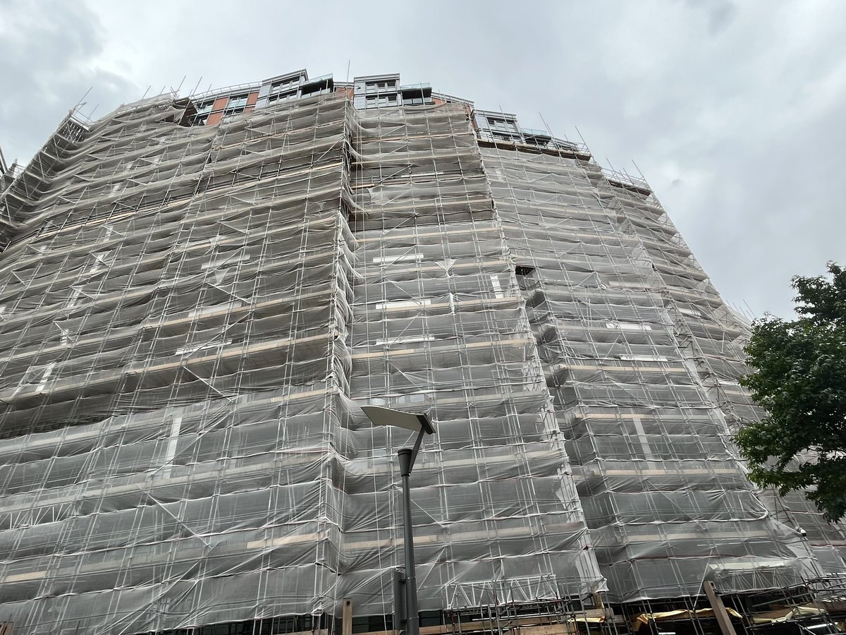 nat77splat's tweet photo. Our neighbours having scaffolding removed versus ours
Which btw is a bazillion times better since #Monarflex replaced with netting.
Neighbours had netting from start, all through winter. Can there be any justification for locking human beings behind opaque plastic sheeting? https://t.co/8TxKCw2a4Y