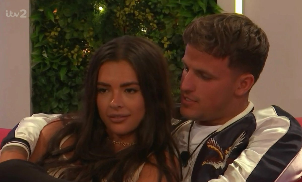 KateGittens1's tweet photo. #LoveIsland nah these two are bothering me so much like stop being so bitter and negative just cuz you’re insecure https://t.co/2duxX7PBdq