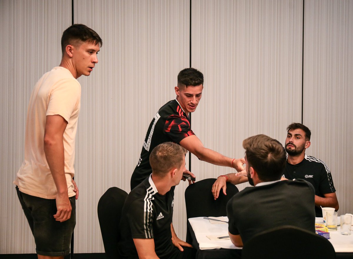 afefutbol's tweet photo. 📸🛩La Selección #AFEFútbol vuelve a España como campeona del #UltimateFootballDraft.

Se unen los futbolistas @Di_delCastillo y @EmiMoisesOrtiz, y @acea_ngel, preparador físico, en sustitución de Juanma Gómez.

¡Bienvenidos a todos y gracias, Juanma!🤗

#SesionesAFE XXVIII https://t.co/jWNO0Cc840
