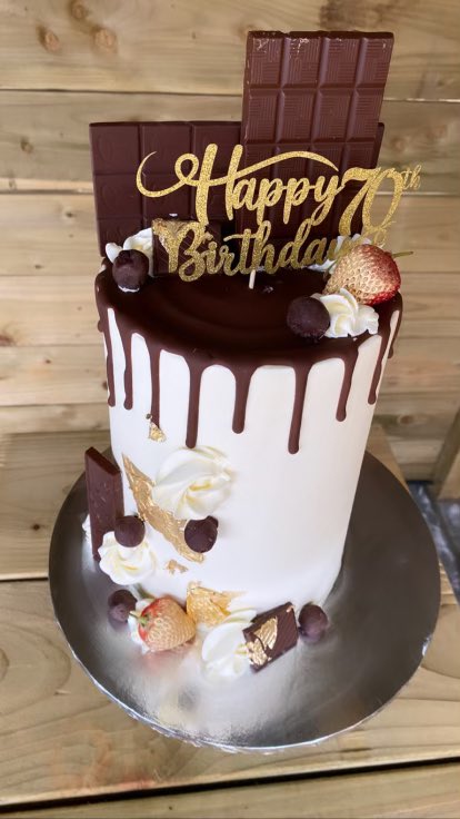 crumbschester's tweet photo. Lacto free loaded cake with gold leaf ๐
#cake #cakedecorating #dripcake #lactofree #cakesofinstagram #chestertweets @ShitChester https://t.co/o7f0Y4mOmz
