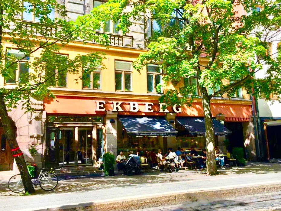 When in #Finland : Ekberg 1852
Try the Alexander

#bakery #cafe and #patisserie

Photo:RPR (c) Ekberg at Bulevardi 9 #Helsinki https://t.co/4z0H9RgsVg