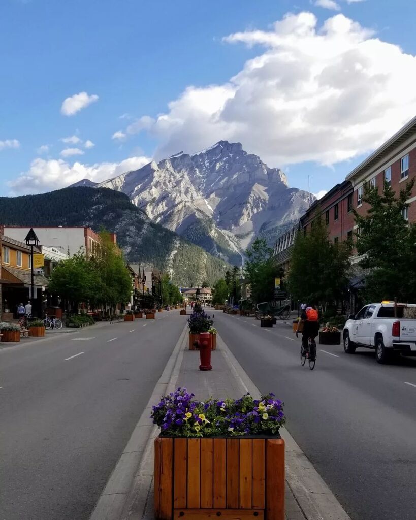 KitShankara's tweet photo. Some random street.
Some random town.
Some random views.

#streetphotography #NaturePhotography #mountainphoto #DoMoreInDuer #mybanff #MeanwhileInCanada #mountainlover https://t.co/R4zoquH1HJ https://t.co/5VJ3iMWO5Z