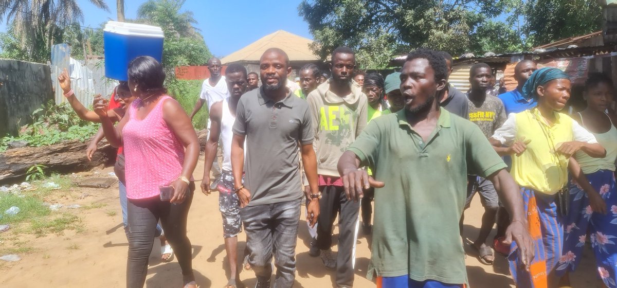 ArthurGotolo's tweet photo. Ahead of #Liberia's 175th #IndependenceDay celebration, we  stopped by to see some disadvantaged youth who are based in our District (6), Montserrado County.
We listened to some of the issues they are faced with and assured them of getting redress to some, if not all. #Kuta2023 https://t.co/E2XXtnqj1P