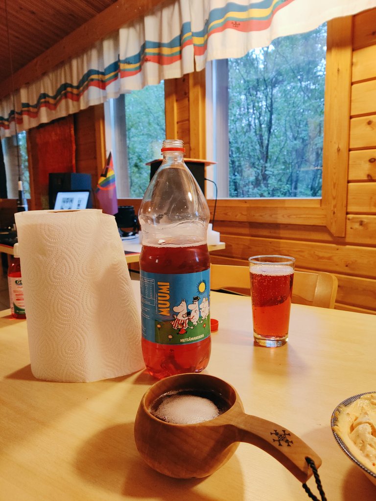 Snowsunie's tweet photo. Loma alkoi, siispä muumilimsaa kuksasta ja poron luuydintä: https://t.co/D6cuGktu6v
