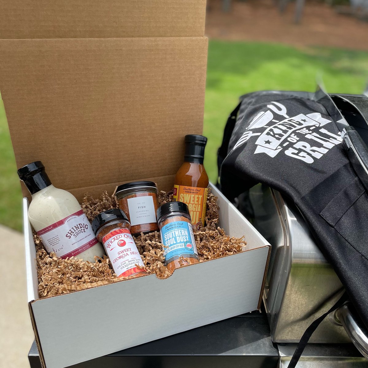 Know someone who loves to grill? Our NEW Georgia BBQ Box is up! 
Spice up someone’s weekend and send a sampler box today. 🔥

onlyga.com/products/georg…

#bbq #grilling #ssi #lakeoconee #athensga #spices #sauces #barbecue #barbeque #southernsoul #wickedque #giftboxes #georgia