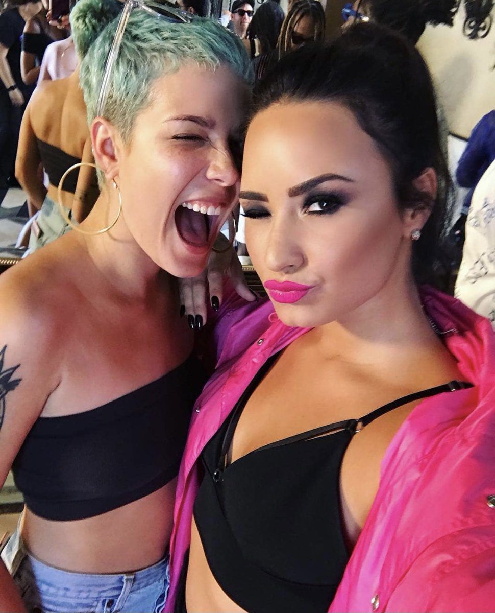 demithrowbackz's tweet photo. 5 years ago today, Demi Lovato posted this picture to their social media: “Ran into this beauty today 💕😜😆” (July 25, 2017). https://t.co/Hkn7QscQoy