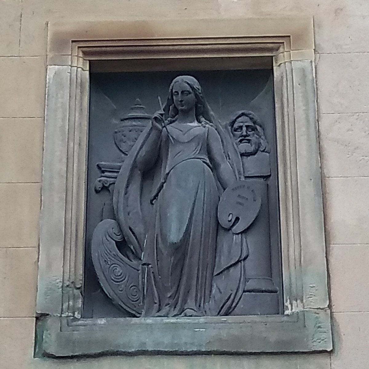 KelhamWalks's tweet photo. Hidden in plain sight in the heart of Kelham Island are these two characters. You can find out all about them on a Kelham Island walking tour this Wednesday evening. Book your ticket here: https://t.co/EWfCBdJfcN

#sheffield #walkingtours #visitsheffield #theoutdoorcity https://t.co/ImUsYkjnAl