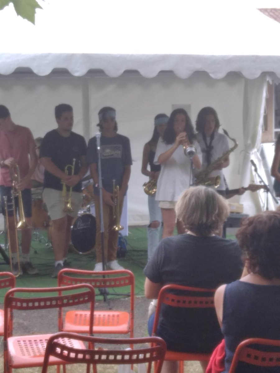 CollegeMarciac's tweet photo. L'option Jazz du @CollegeMarciac n'est pas une école de musique ni un conservatoire mais un enseignement qui permet à chacun de s'épanouir , et partager à chaque coin de rues,  sur les terrasses, sur les stands et même sur la scène du festival bis pour notre plus grand bonheur https://t.co/EQyE8IeVte