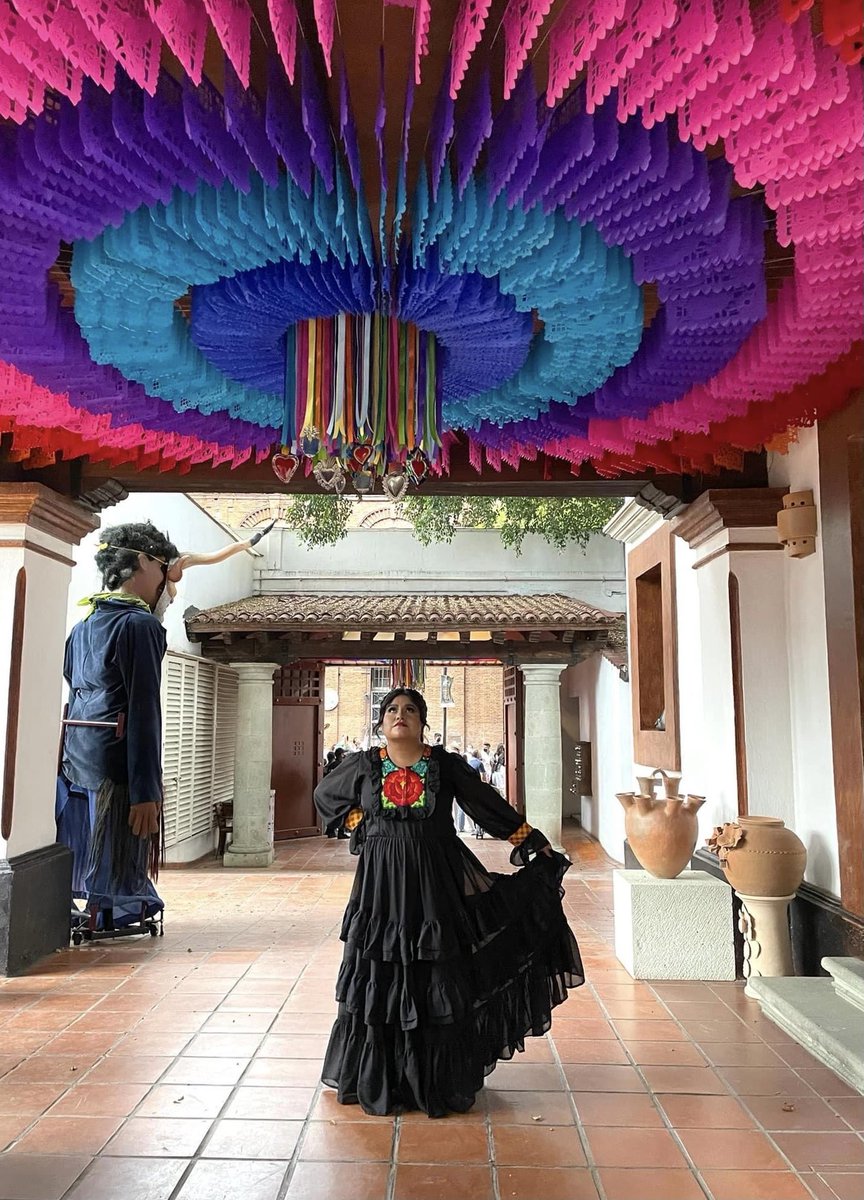 La extraordinaria cantante Rubí López, luciendo nuestro más reciente diseño durante su concierto en la casa 8 Regiones ✨