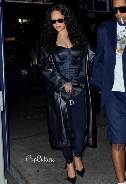 FNTYPICS's tweet photo. Rihanna back outside!! 😍 https://t.co/CJgNbDoh9X
